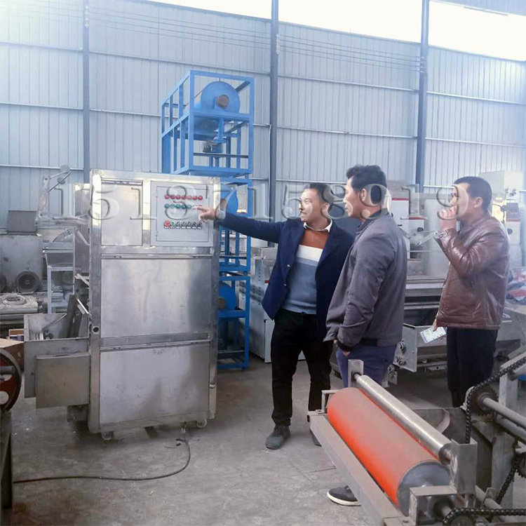 全自動(dòng)米線機(jī)試機(jī)現(xiàn)場(chǎng)