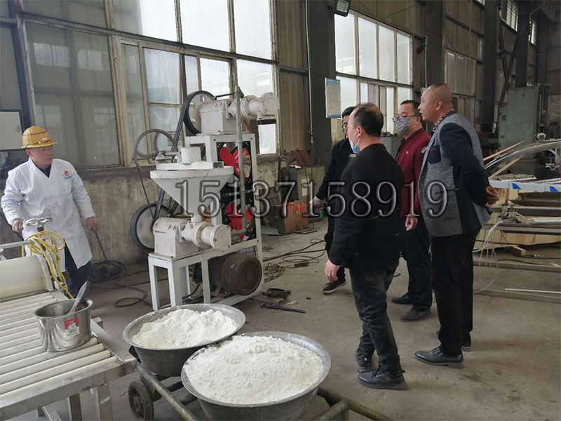 多功能米線機(jī)試機(jī)中 多功能米線機(jī)試機(jī)中