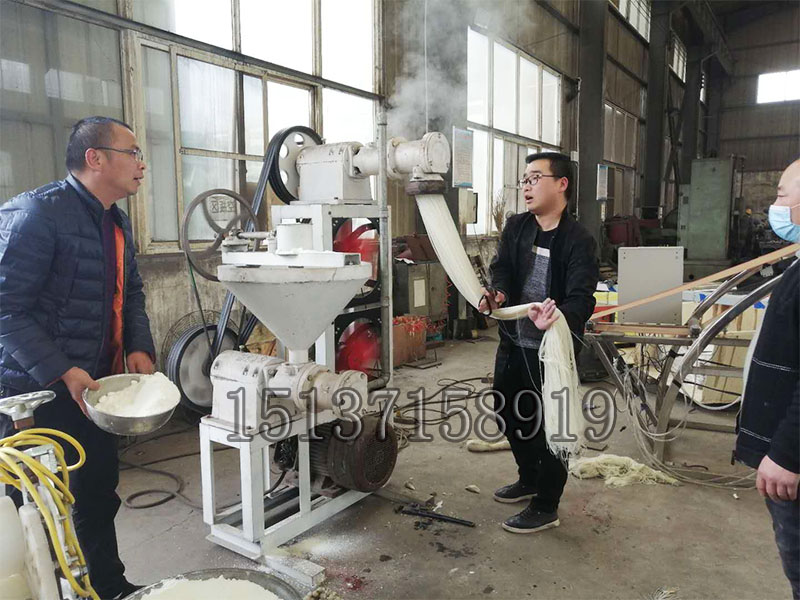 米線機(jī)試機(jī)現(xiàn)場 米線機(jī)試機(jī)現(xiàn)場